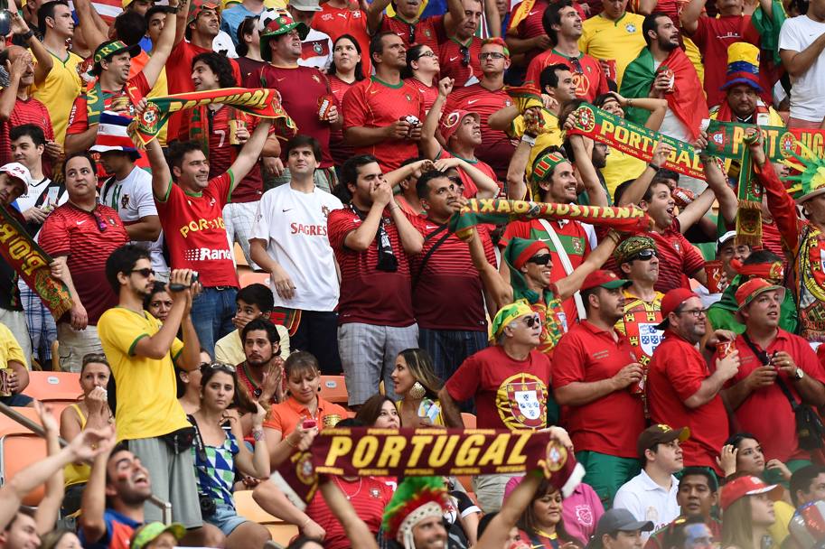 Nella curva del Portogallo quasi tutti con la maglia della Nazionale. Afp